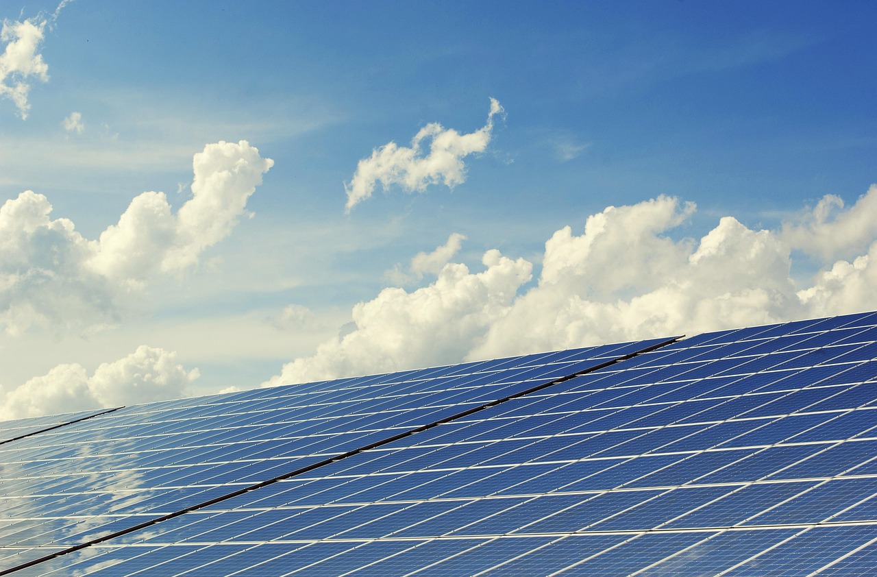 Reflecterende zonnepanelen op een innovatief groen dak. Reflecterende zonnepanelen op een innovatief groen dak.