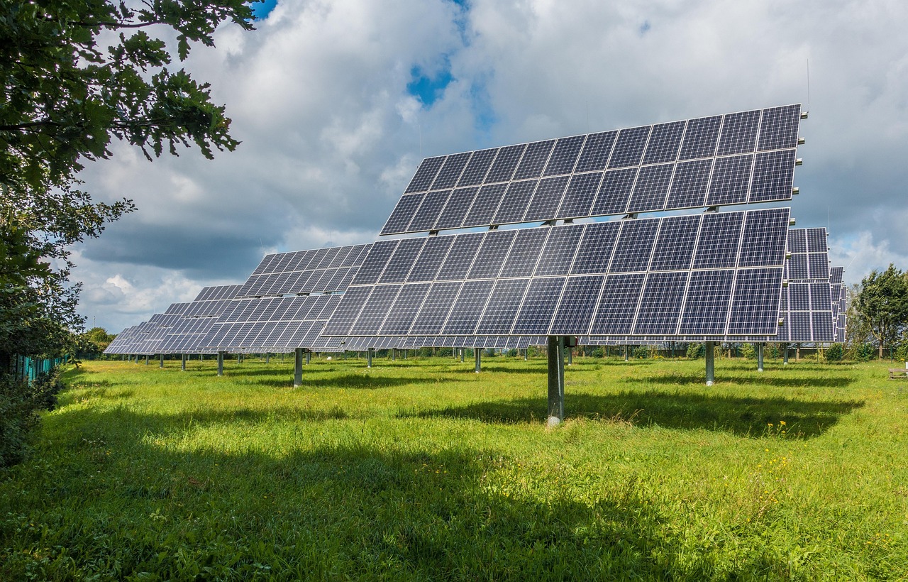 Dak met moderne reflecterende zonne-energie technologie. Dak met moderne reflecterende zonne-energie technologie.