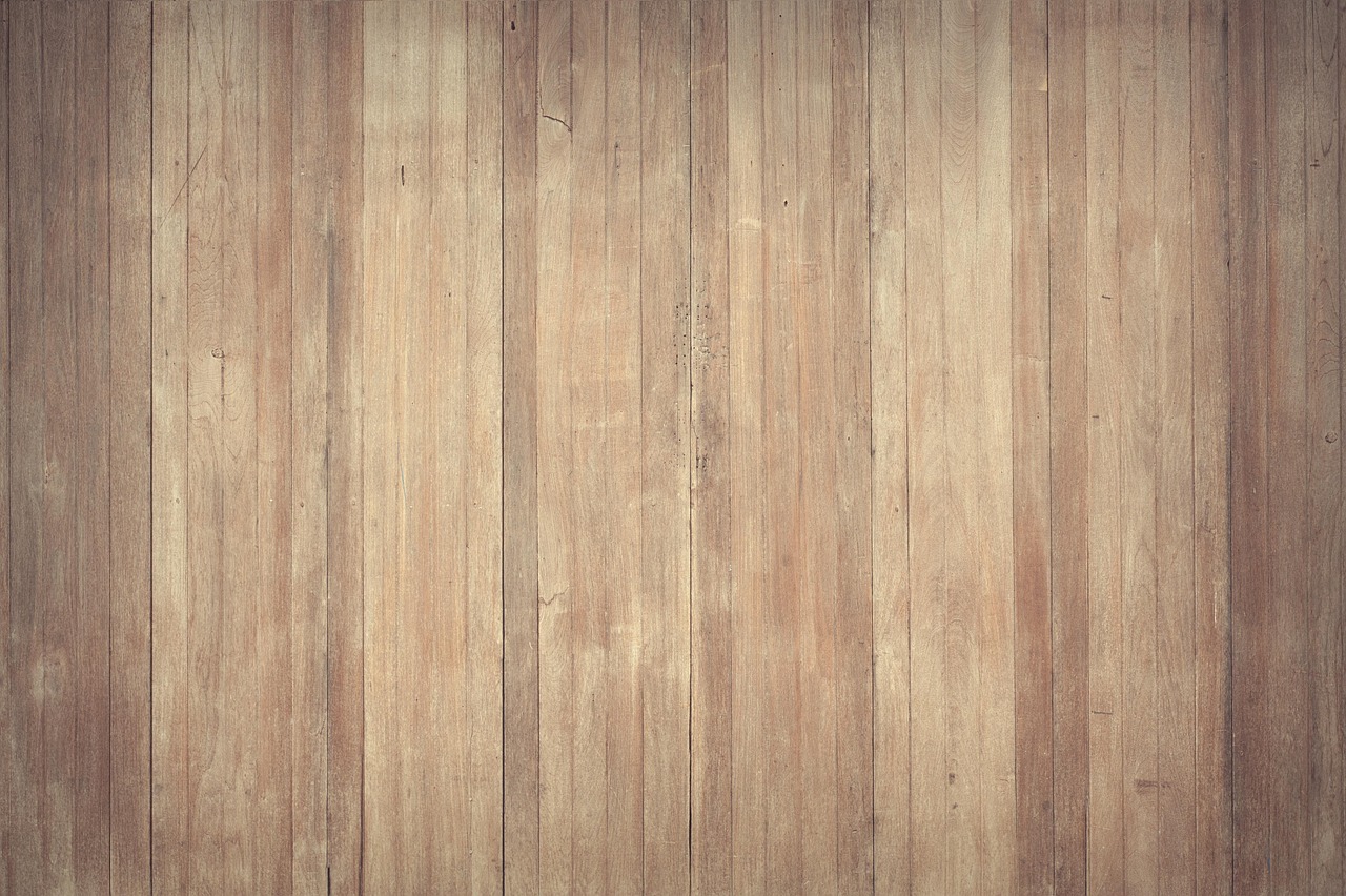 Moderne woonkamer met kleurrijke terrazzo vloer.