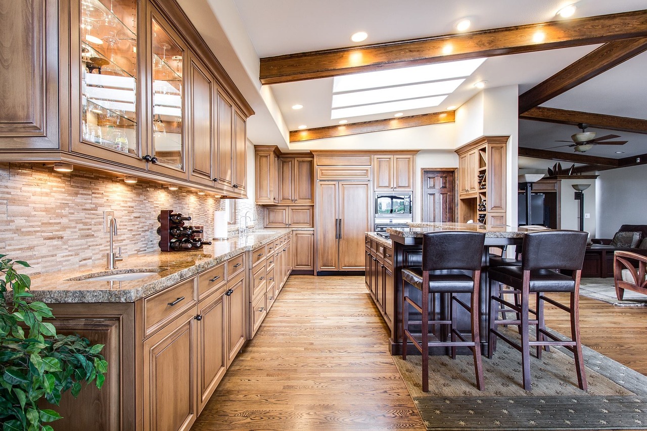 Luxe eetbarhoek met gouden accenten in keuken. Luxe eetbarhoek met gouden accenten in keuken.