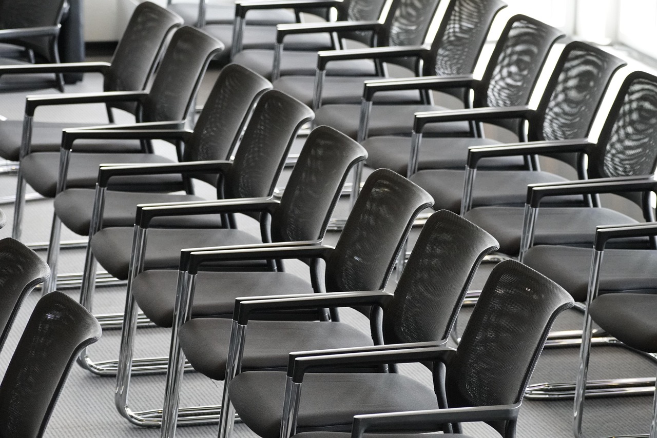 Metallic grijze fauteuils in moderne woonkamer. Metallic grijze fauteuils in moderne woonkamer.
