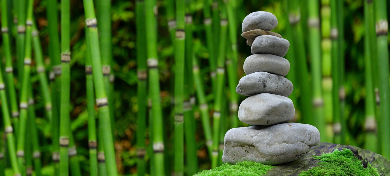 Kleine zen-tuin met geharkte zandpatronen. Kleine zen-tuin met geharkte zandpatronen.