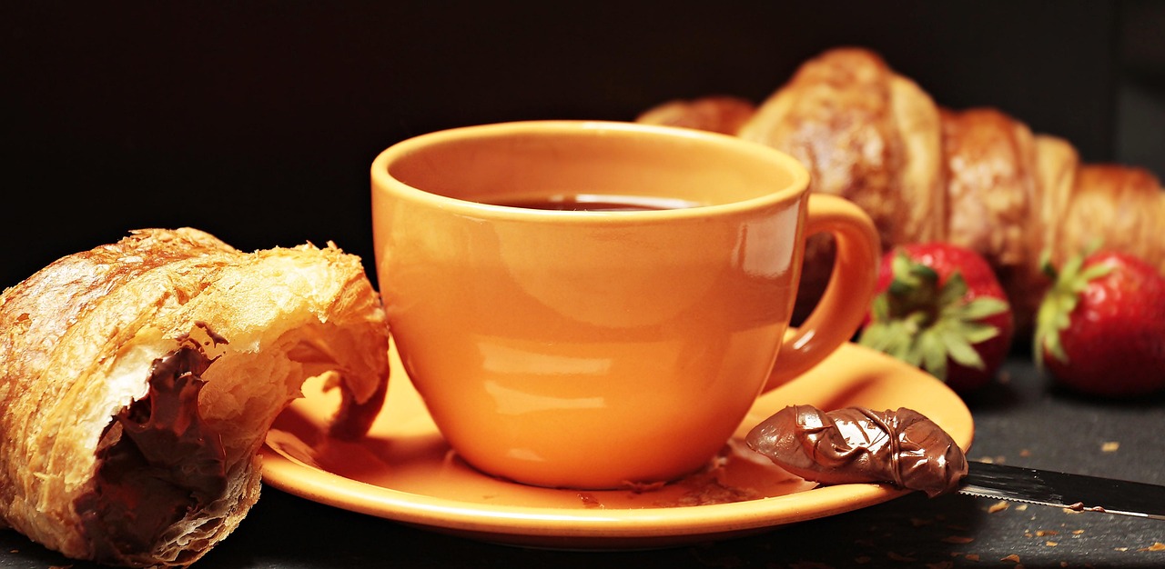 Verse koffie en croissants op zondag ontbijttafel. Verse koffie en croissants op zondag ontbijttafel.