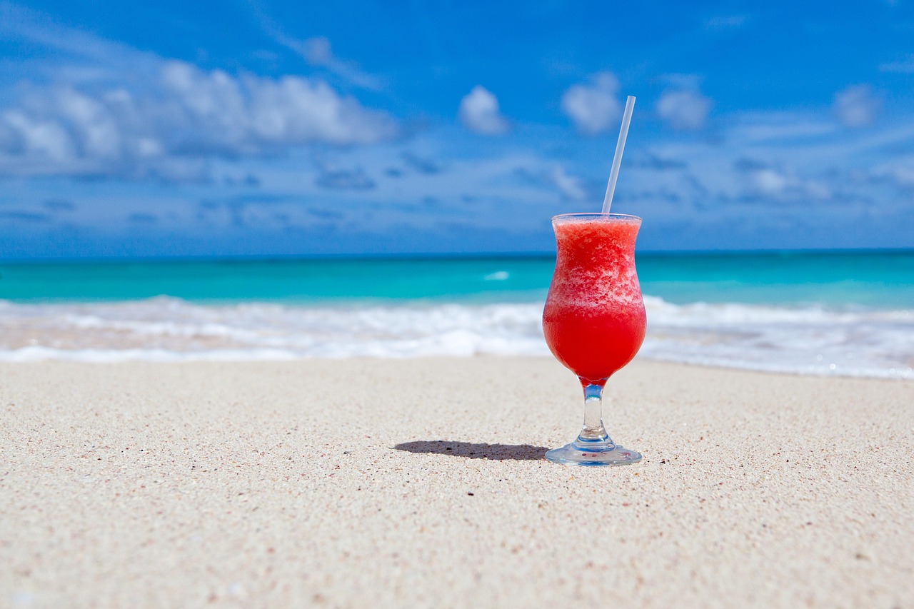 Glazen met kleurrijke zomerdrankjes op een buitenbar. Glazen met kleurrijke zomerdrankjes op een buitenbar.