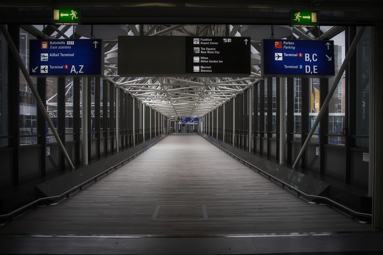 Minimalistisch plafondarmatuur verlicht smalle gang 2026. Minimalistisch plafondarmatuur verlicht smalle gang 2026.