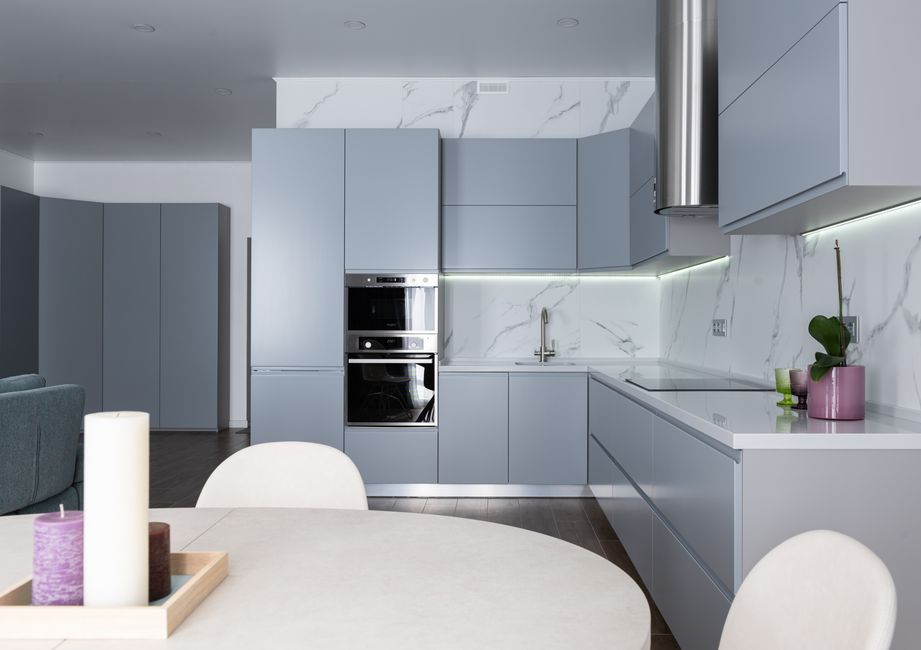 Chique badkamer met matte witte tegels. Chique badkamer met matte witte tegels.