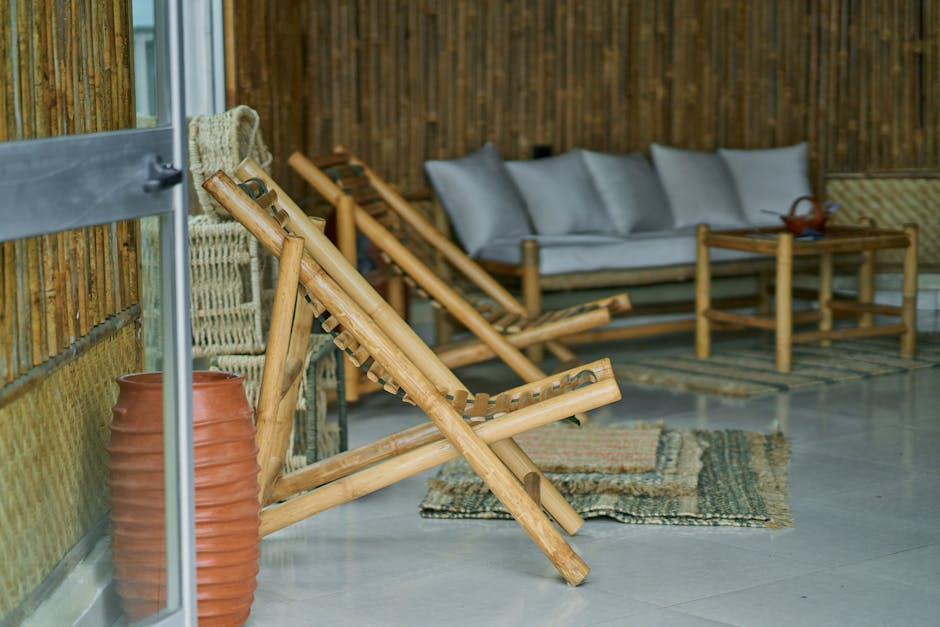 Gezellig terras met bamboe meubels in zomerlicht. Gezellig terras met bamboe meubels in zomerlicht.