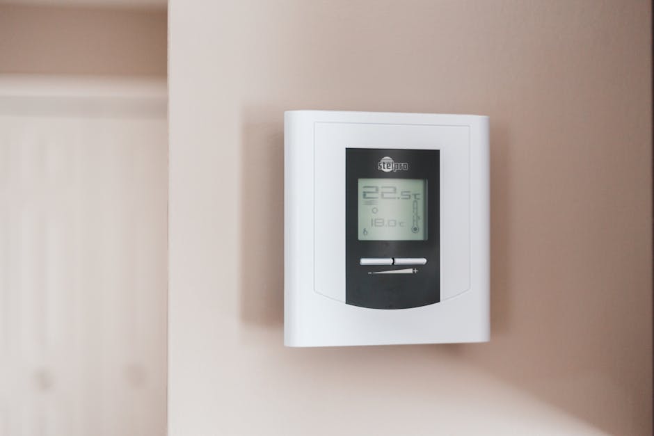Gezin stelt slimme thermostaat in voor energiebeheer.