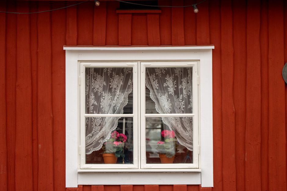 Scandinavisch landhuis met pastelkleurige gordijnen