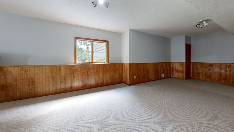Ondergrondse woonkamer met slimme verlichtingsoplossingen. Ondergrondse woonkamer met slimme verlichtingsoplossingen.