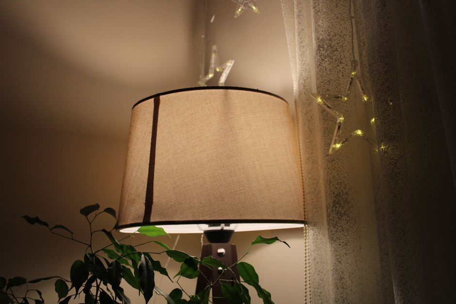Woonkamer verlicht met warmwitte lichtsfeer. Woonkamer verlicht met warmwitte lichtsfeer.
