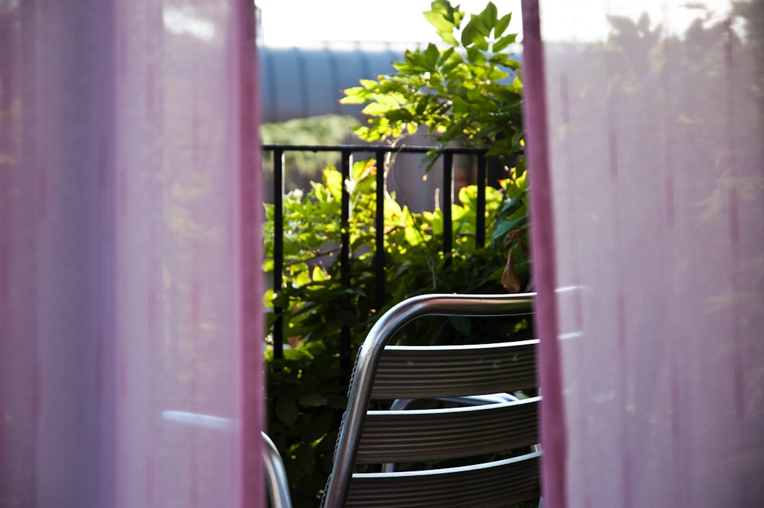 Rustig balkon met houten vlechtwerk privacy afscheiding.