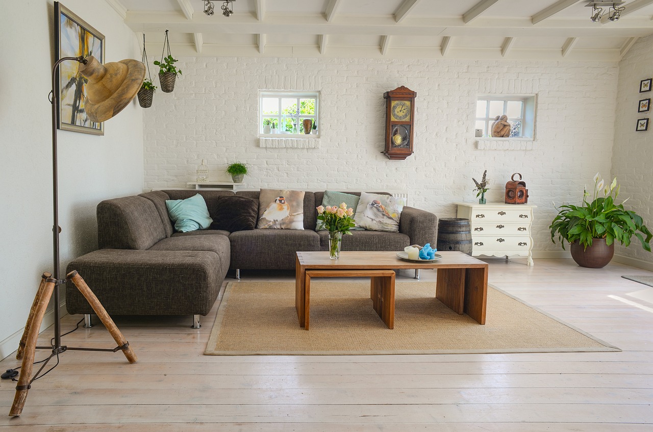 Onvolmaakte keramische vaas in wabi-sabi interieur. Onvolmaakte keramische vaas in wabi-sabi interieur.