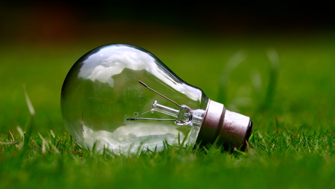 Zonne-energie tuinverlichting langs groene tuinpaden. Zonne-energie tuinverlichting langs groene tuinpaden.