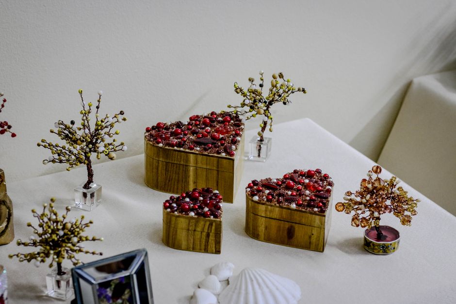 Amethisten op tafel als herfstige blikvangers. Amethisten op tafel als herfstige blikvangers.