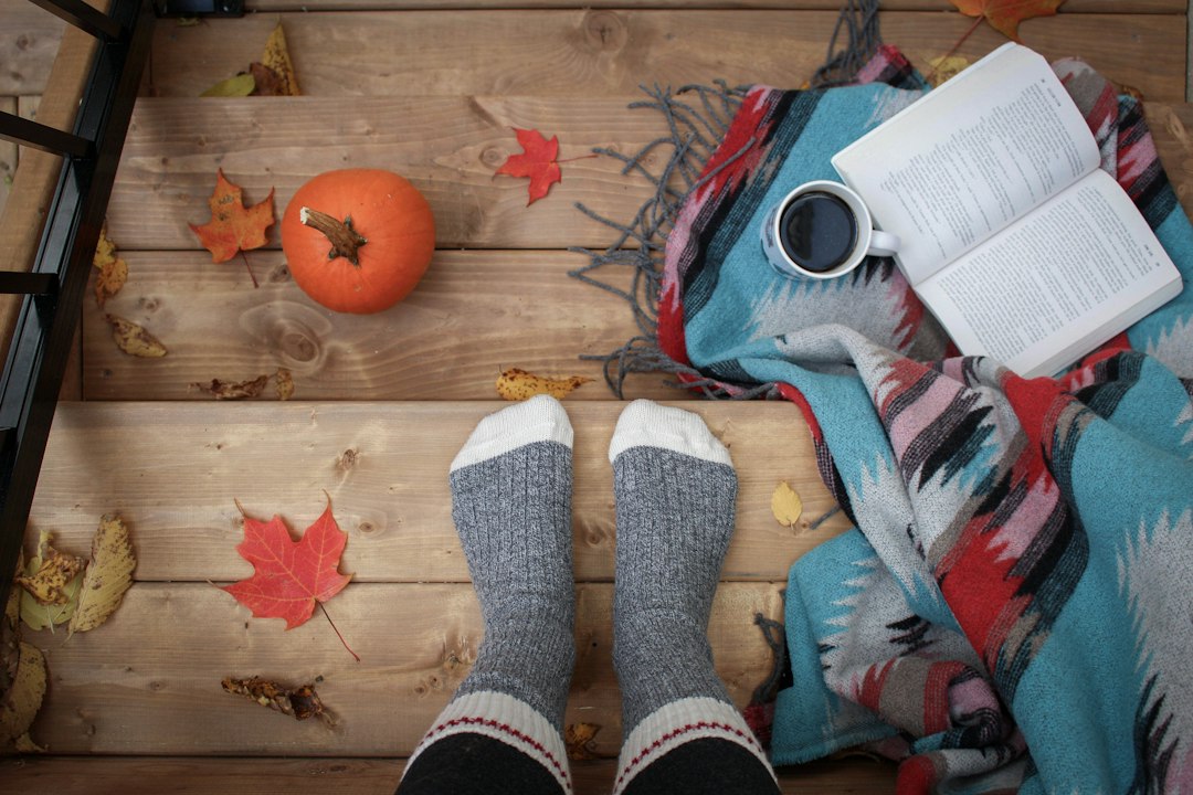 Herfsttafel met wijn en kaarsen. Herfsttafel met wijn en kaarsen.
