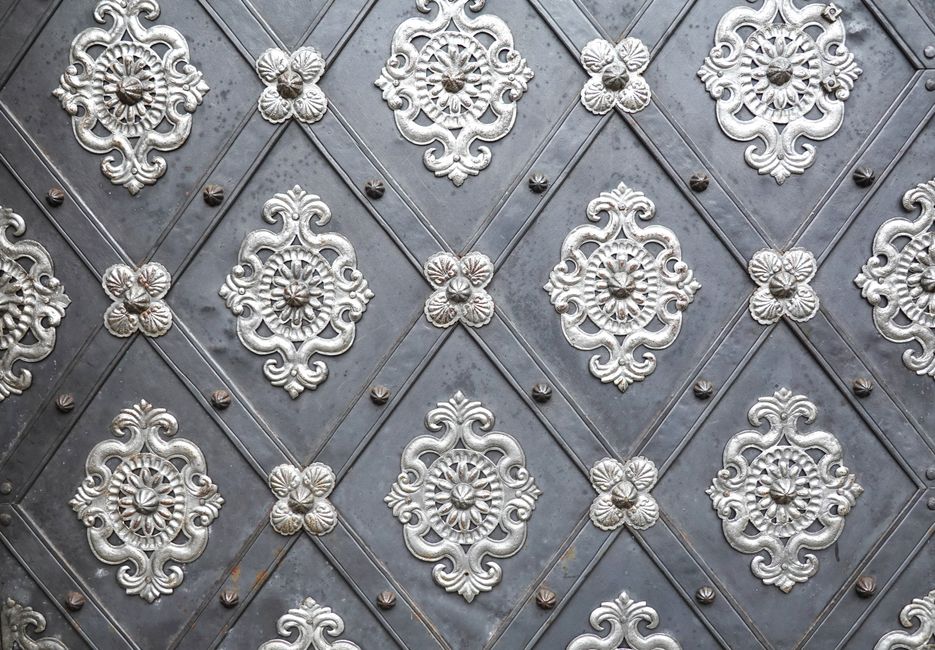Elegant zilverwerk weerspiegelt warme herfstkleuren. Elegant zilverwerk weerspiegelt warme herfstkleuren.