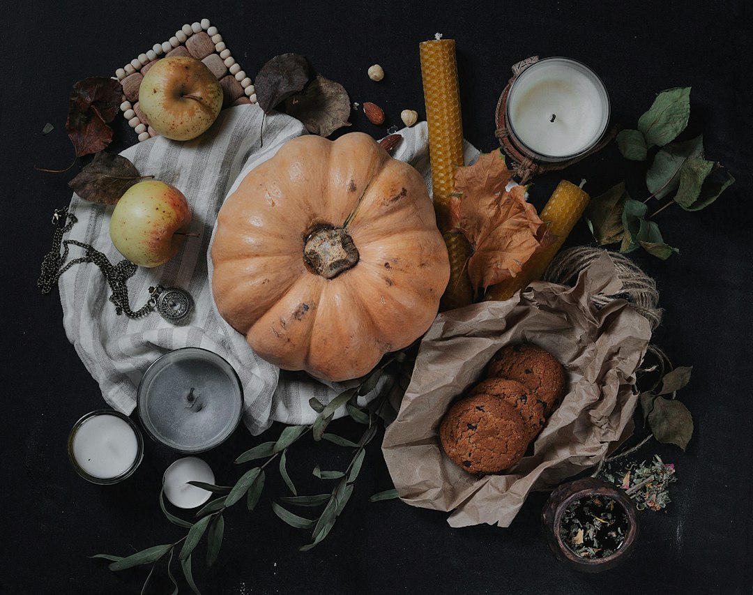 Zilveren damask servies op herfstgedekte tafel. Zilveren damask servies op herfstgedekte tafel.